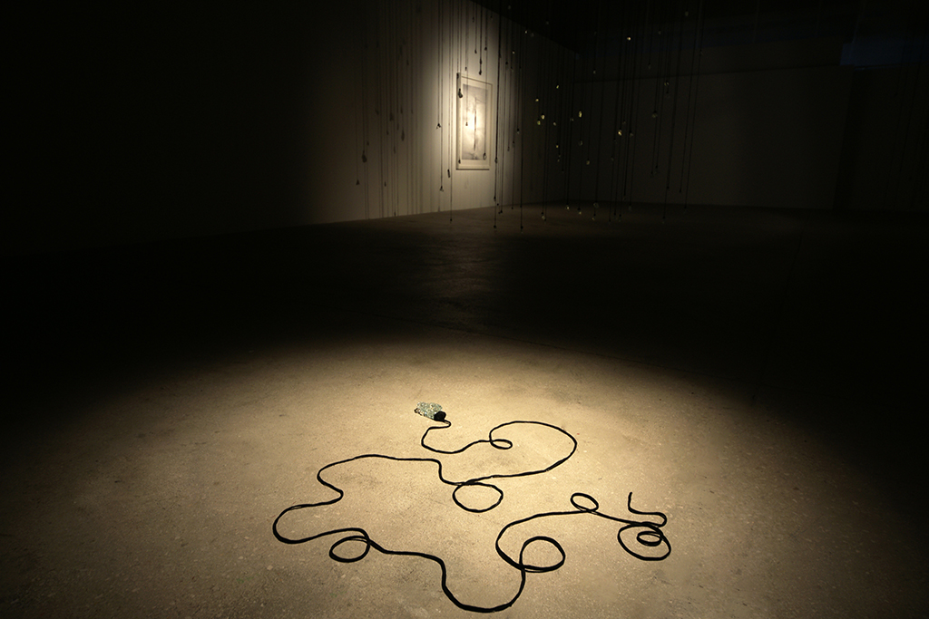 Fallen tear, Lágrima caída, installation, instalación, Olga Simón, going through. exhibition exposición, Las Cigarreras, Alicante, art arte, cristal tears, lágrimas, lagrima caída. Instalación, Installation, Pain, death