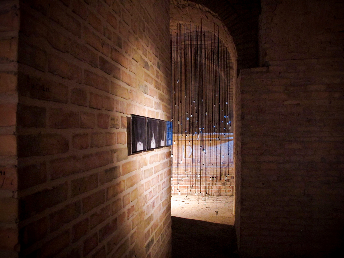 Tears 2015, Lágrimas 2015, installation, instalación, Olga Simón, Stills of peace. exhibition exposición, Atri, Italy Italia,, art arte, cristal tears, lágrimas, blue, azul, Museo Capitolare, Cripta de la catedral. Catedral de Atri, Tears, Lágrimas, dream 2013, Fallen Tear / Lágrima caída, Contained Tear, Lágrima contenida.