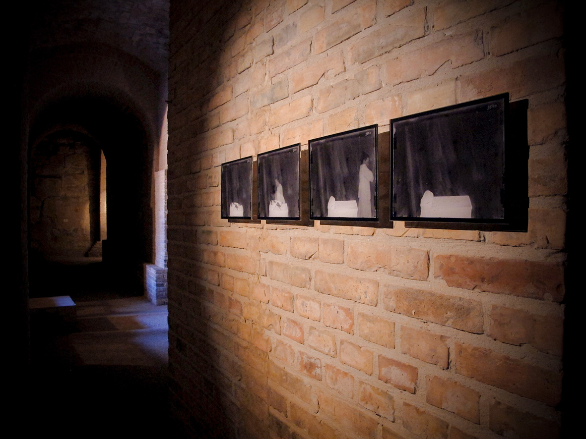 Tears 2015, Lágrimas 2015, installation, instalación, Olga Simón, Stills of peace. exhibition exposición, Atri, Italy Italia,, art arte, cristal tears, lágrimas, blue, azul, Museo Capitolare, Cripta de la catedral. Catedral de Atri, Tears, Lágrimas, dream 2013, Fallen Tear / Lágrima caída, Contained Tear, Lágrima contenida.