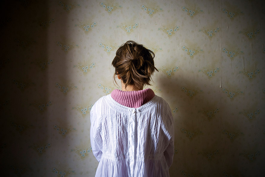 Obra de la serie 'Empty House' de Olga Simón, imagen oficial del XI Coloquio Internacional 'Mujeres y Poéticas de la salud' (UNED, 2023) y portada del libro 'En la salud' (UNED, 2025).